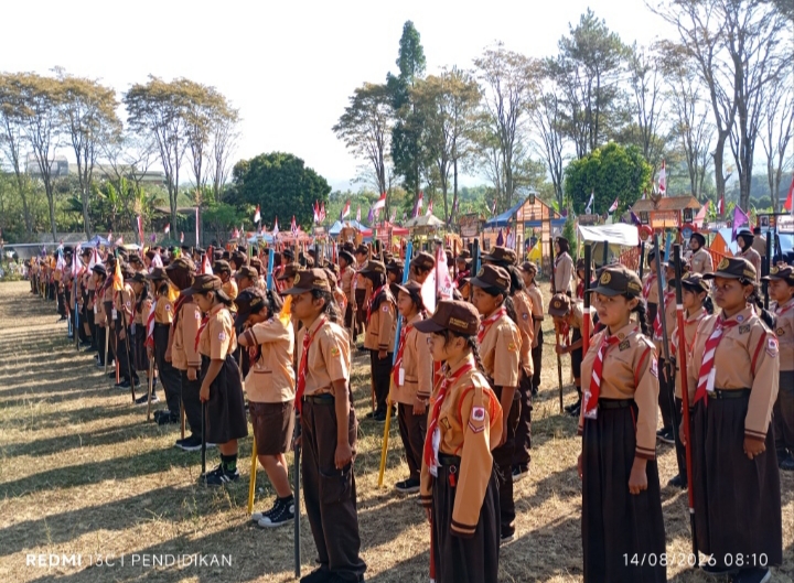Tampak ratusan peserta secara khidmat dengan antusias mengikuti upacara Hari Pramuka ke -65