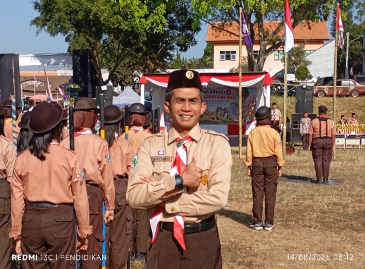 Tampak salah satu dari pembina ketika dikegiatan upacara serta penutupan pramuka.
