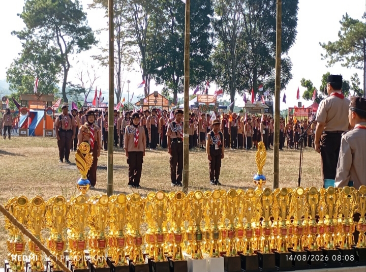 Tampak prosesi upacara yang dilaksanakan secara khidmat serta penuh semangat.