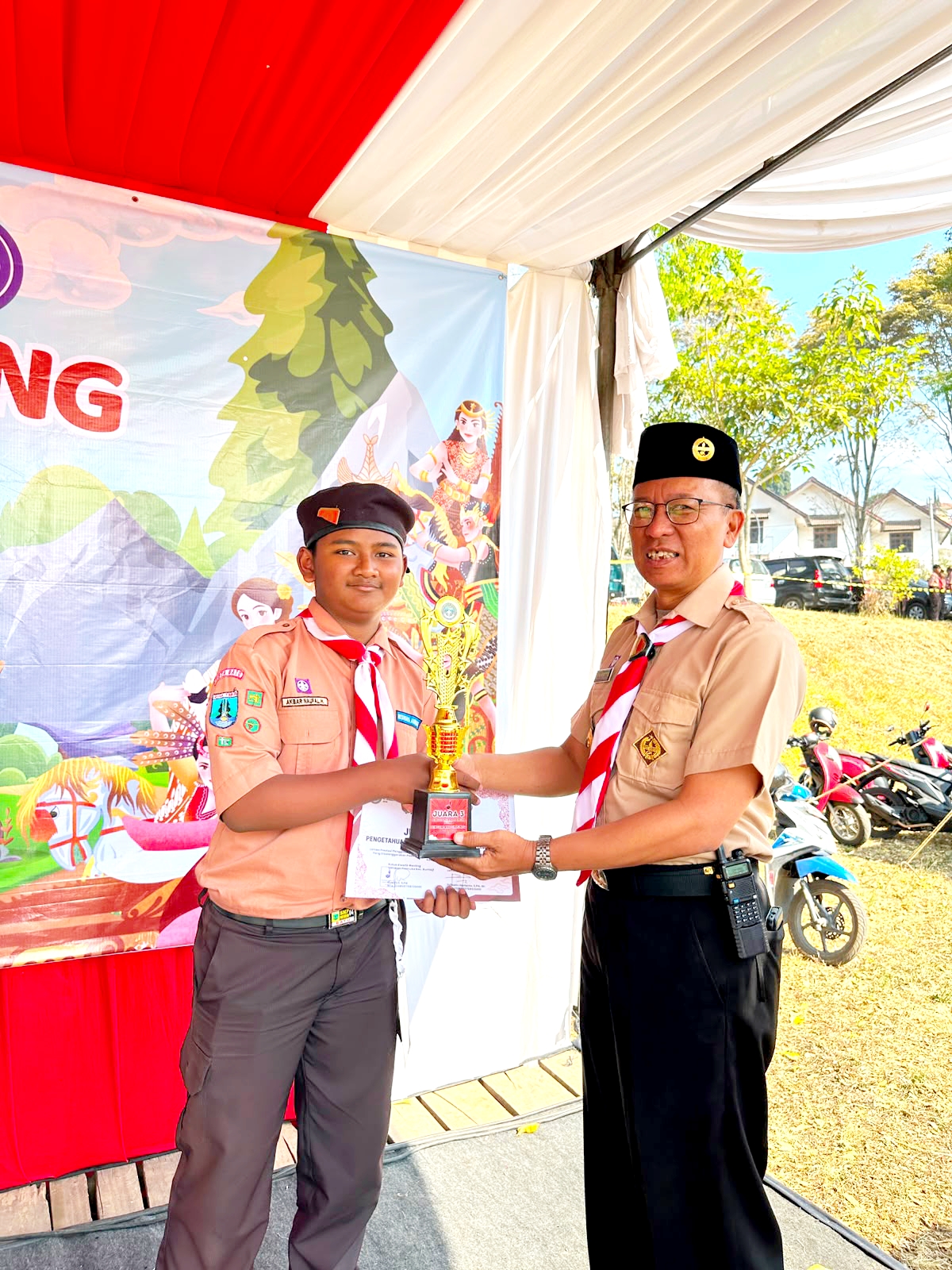 Tampak Juga Kapolsek Bumiaji ketika memberikan apresiasinya kepada salah satu juara dalam kegiatan lomba pramuka.