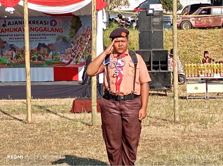 Sebagai Pemimpin Upacara yaitu Muhammad Faiz dari siswa SMP Negeri 04 Batu.