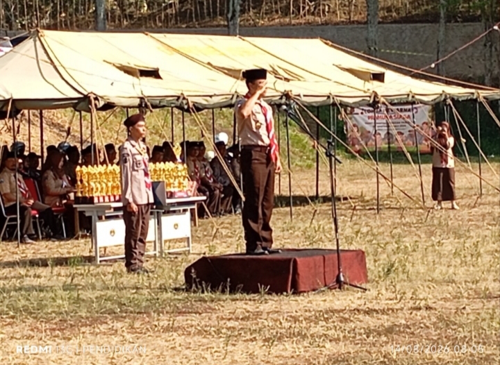 Camat Bumiaji sebagai inspektur upacara dalam upacara Hari Pramuka ke -65.