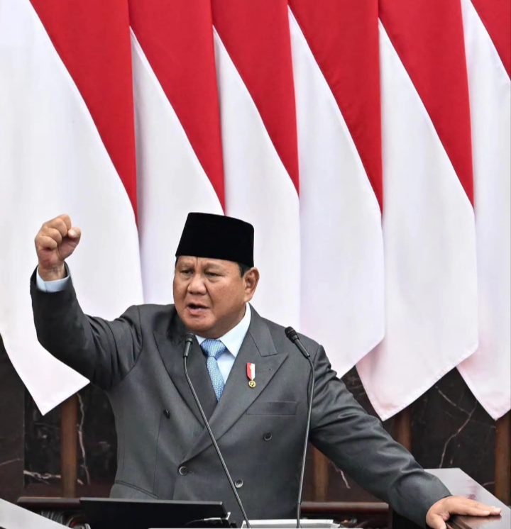 Tampak Presiden Republik Indonesia, dengan penuh semangat ketika mengemukakan pencapaian-pencapaianya.