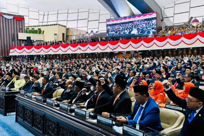 Tampak penuh dengan khidmat mendengarkan pemaparan pidato Presiden Republik Indonesia.