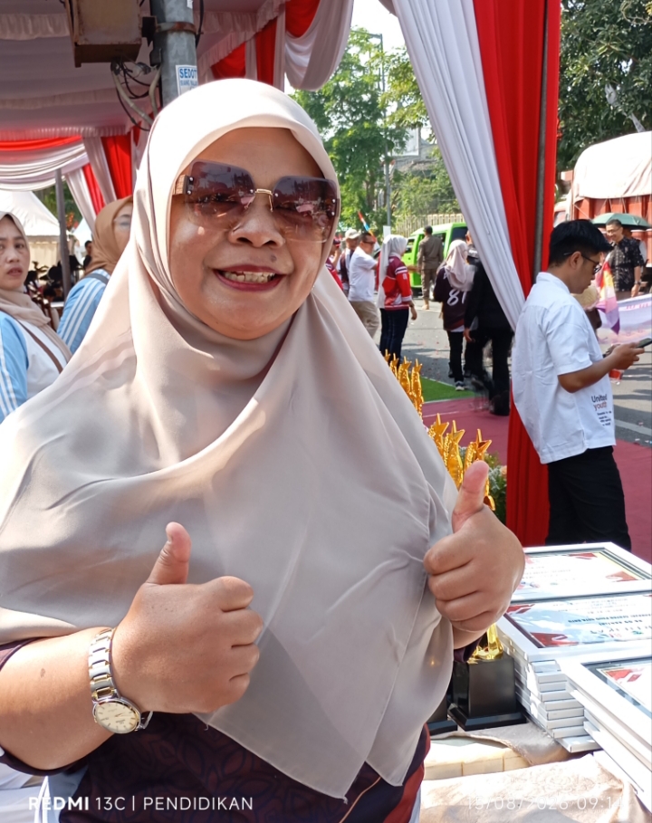 Ketua Panitia sekaligus Kepala Sekolah TK Binaputra 2 dan Ketua Ikatan Guru Taman Kanak-kanak Indonesia (IGTKI) Kota Batu, Titik Uminarti, S.Pd., AUD, ketika di area panggung penghormatan. 