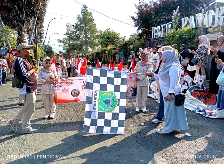 Tampak Kabid Pembinaan PAUD dan Pendidikan Masyarakat Dinas Pendidikan Kota Batu, Diana Fariati memberangkatkan peserta Karnaval Gebyar PAUD. 