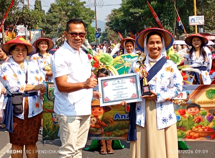 Wali Kota Batu dan Ketua TP PKK Kota Batu ketika memberikan apresiasinya kepada peserta Karnaval. 