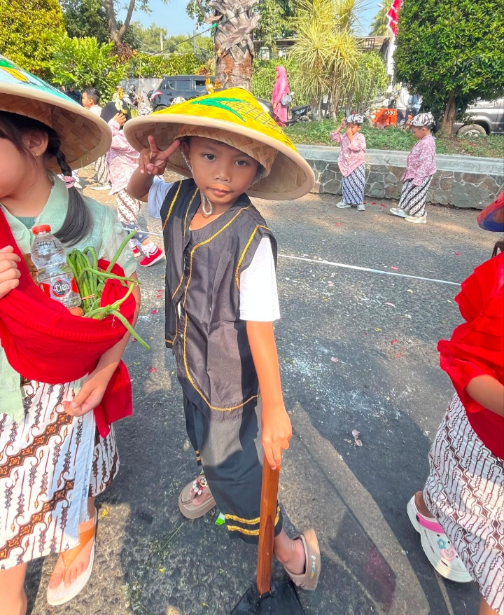 Tampak salah satu peserta Karnaval dengan tema pertanian, dengan antusias serta semangat mengikuti kegiatanya.