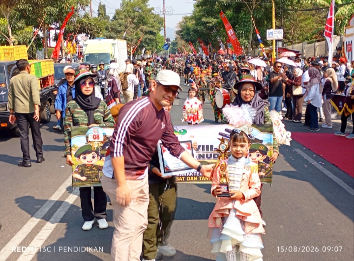 Plt, Dinas Pendidikan dan Ketua Perwosi Kota Batu ketika memberikan apresiasinya kepada peserta Karnaval. 