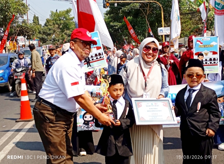Camat Junrejo dan mewakili Kapolres Batu juga memberikan apresiasinya kepada peserta Karnaval. 