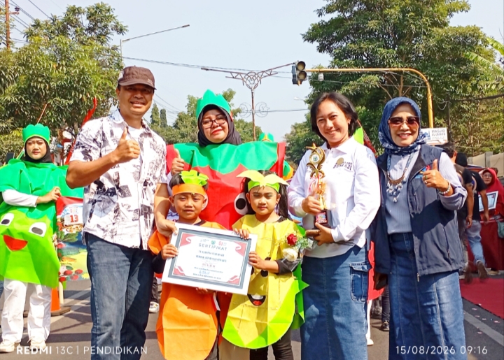 Camat Batu dan Camat Bumiaji juga turut memberikan apresiasinya kepada peserta Karnaval. 