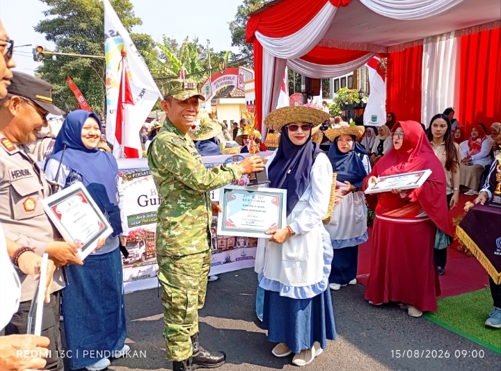 Danramil Kota Batu juga turut memberikan apresiasinya kepada peserta Karnaval. 