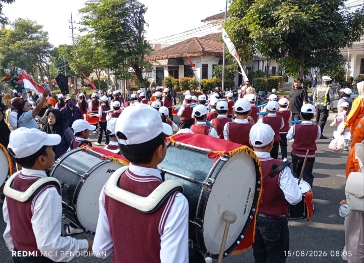 Drumband dari salah satu TK dengan kompak serta antusias mengikuti Karnaval Gebyar PAUD.