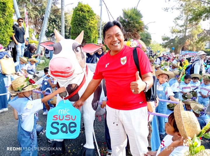 Anggota Komisi B DPRD Kota Batu, Bidang Pendidikan ketika turut serta mendukung kegiatan Karnaval Gebyar PAUD.