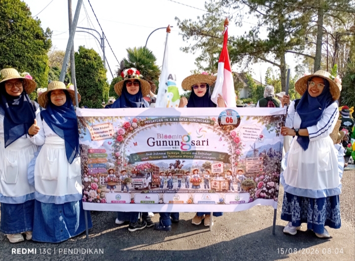 Tampak Guru guru yang berada di wilayah Desa Gunungsari dengan penuh semangat mengiringi anak didiknya.