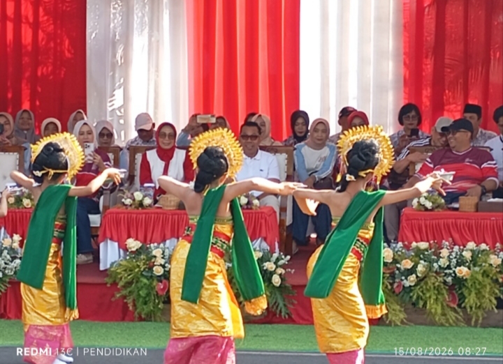 Pertunjukan seni tari pembuka di dalam acara Karnaval Gebyar PAUD.