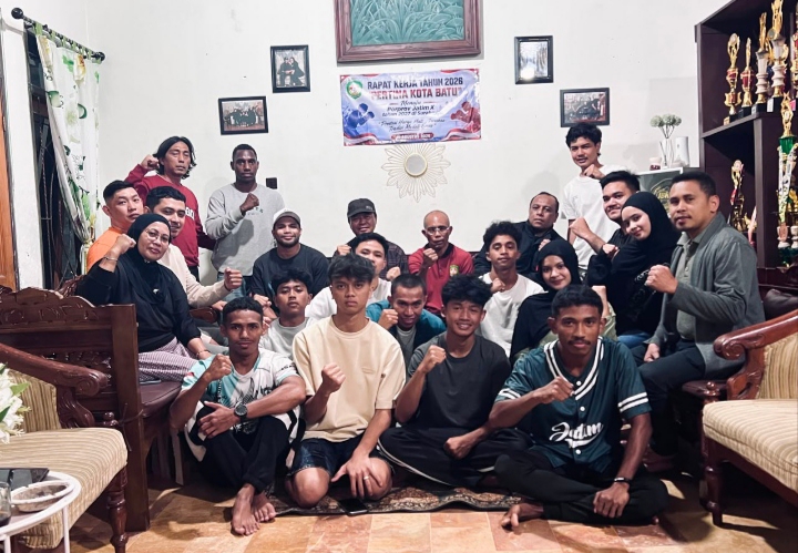 Tampak Pembina, Ketua Umum, Humas  berserta seluruh pengurus PERTINA Kota Batu bersama sama pelatih dan atlet. 