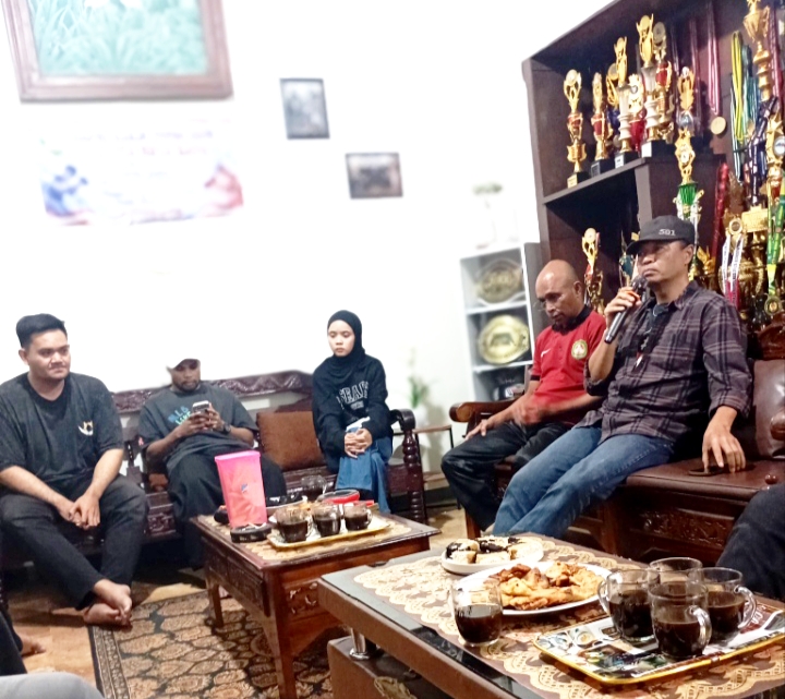 Tampak sebagai Pembina PERTINA Kota Batu, Thomas Maydo, S. Sos ketika memberikan motifasi serta arahannya. 