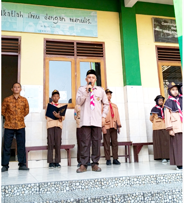 Tampak Kepala Sekolah MI Bustanul Ulum ketika memberikan motifasi kepada anak didik dalam upacara Hari Pramuka. 