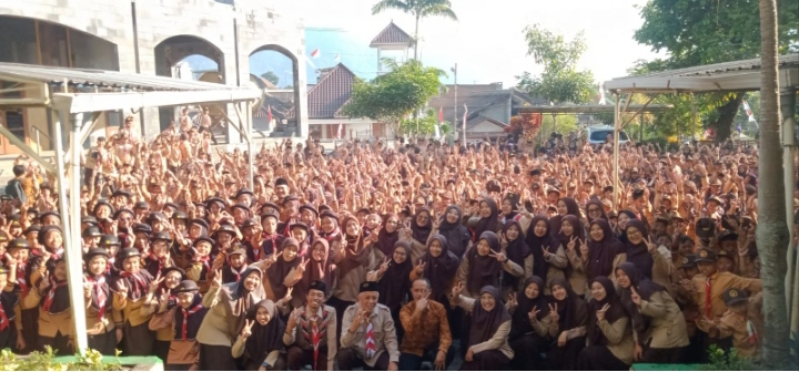 Tampak sekitar 980 siswa siswi bersama sama Kepala sekolah berserta seluruh jajaran dewan guru. 