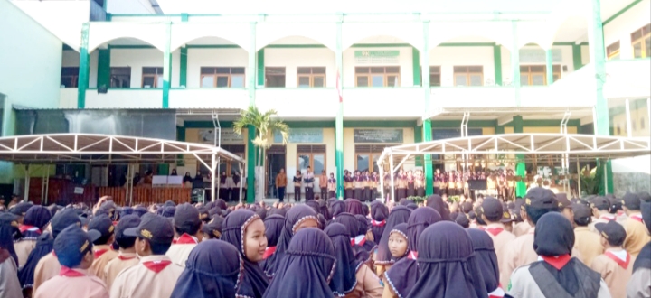 Tampak para peserta mendengarkan arahan dari kepala sekolah dengan penuh Khidmat. 