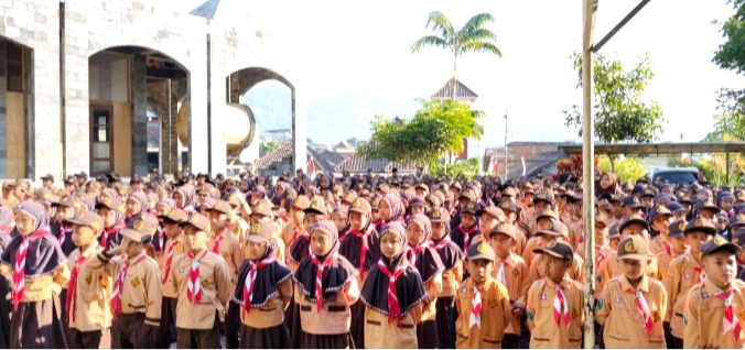 Tampak antusias para peserta upacara serta penuh khidmat mengikuti kegiatan upacara. 