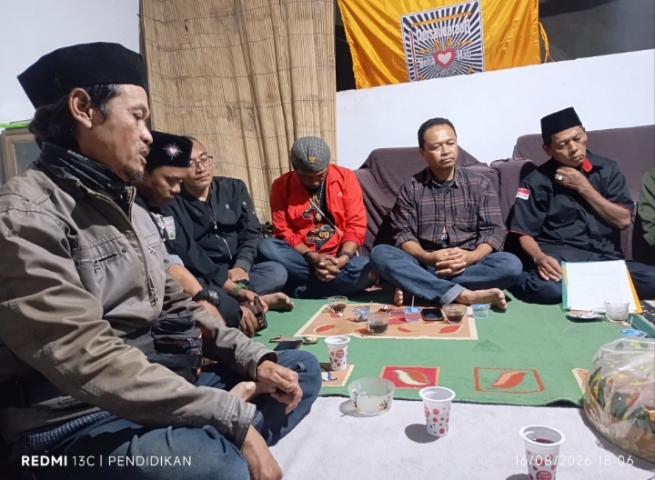 Tampak depan dari kiri, Anggota Dewan PSHT Cabang Batu, Sekretaris Cabang, Ketua KPJ Kota Batu, Camat Bumiaji, dan Ketua Dewan PSHT Cabang Batu. 