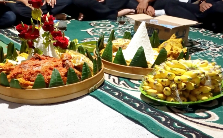 Tumpeng pada tasyakuran yang bertempat di kediaman KangMas Drs. Suyono. 
