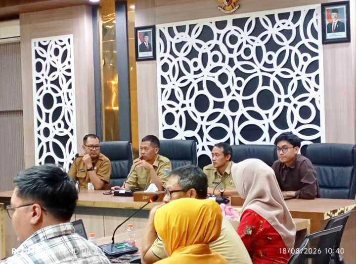 Kabid Politik Dalam Negeri dan Organisasi Kemasyarakatan Bakesbangpol Kota Batu, Sujianto, ketika memberikan sambutan serta pemaparanya.
