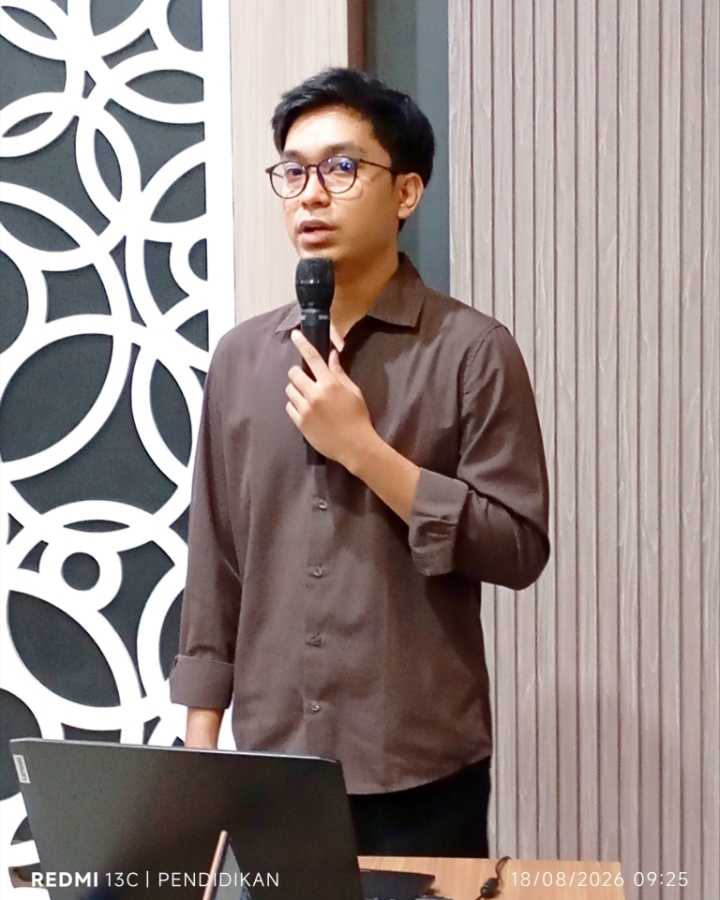 Zidan Mustami Argani, mahasiswa Teknik Informatika Universitas Muhammadiyah Malang ketika memaparkan Aplikasi INDOMAS.
