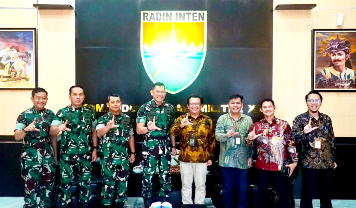 Panglima Komando Daerah Militer (Pangdam) XXI/Radin Inten, Mayjen TNI Kristomei Sianturi, S.Sos., M.Si. (Han),berserta seluruh staff ketika bersama GM PLN UID Lampung. 