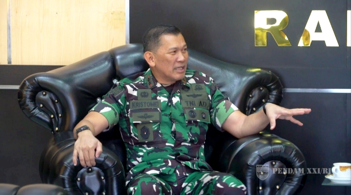 Panglima Komando Daerah Militer (Pangdam) XXI/Radin Inten, Mayjen TNI Kristomei Sianturi, S.Sos., M.Si. (Han),ketika menerima dan berbincang dengan GM PLN. 