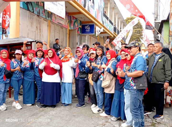 Tampak kepala sekolah bersama sama dalam kegiatan jalan sehat SD/ MI se Kecamatan Batu.