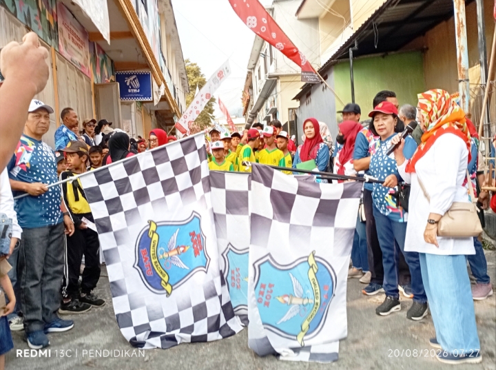 Tampak pembukaan jalan sehat yang di buka oleh panitia.