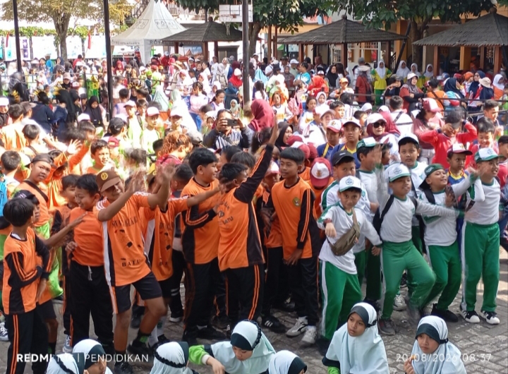Tampak antusias dan semangat siswa siswi mengikuti serangkaian acaranya.