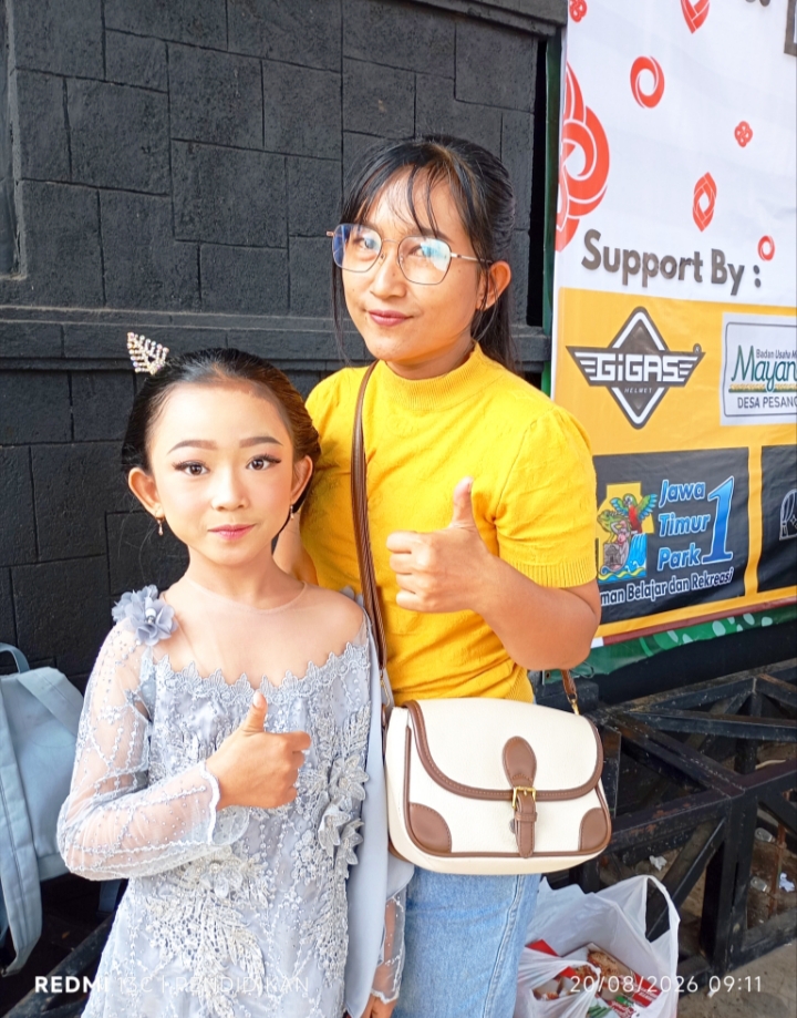 Orang tua siswa, Stefani,ketika bersama putrinya saat seusai penampilan dengan membawakan lagu lagu viral saat ini.