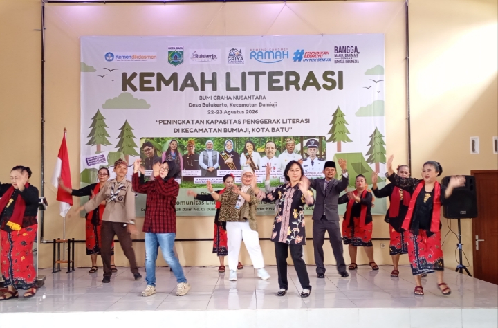 Tampak bersama sama melakukan tarian sanduk didalam sesi penutup kegiatan pembukaan Kemah Literasi.