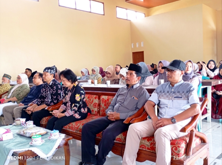 Tampak depan sebelah kanan, tokoh masyarakat juga hadir dalam pembukaan Kemah Literasi.