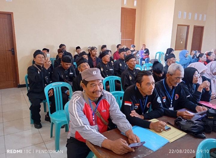 Tampak lembaga adat Desa Bulukerto dengan antusias mengikuti rangkaian kegiatan pembukaan Kemah Literasi.