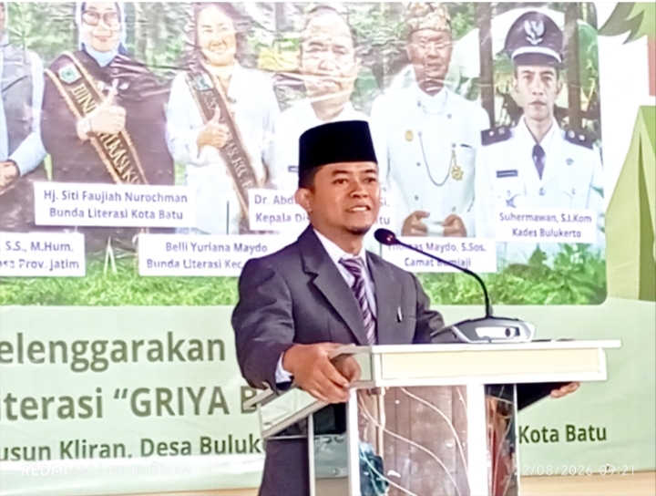 Ketua Panitia Kemah Literasi, Sujianto, S.H., M.Pd.,ketika menyampaikan laporan kegiatan.