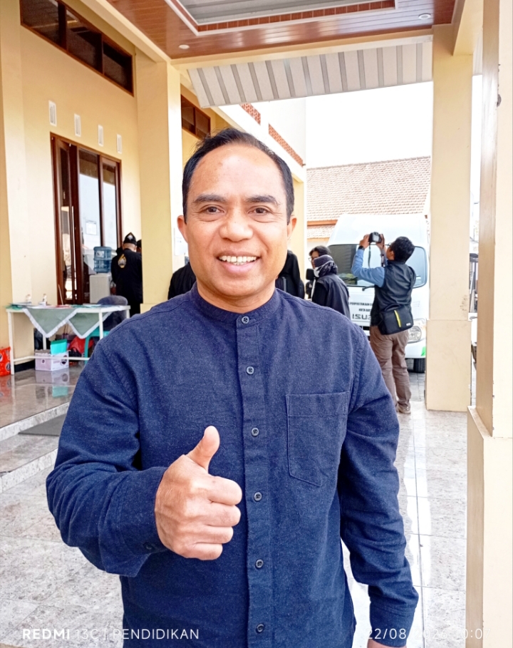 Kepala Dinas Perpustakaan dan Kearsipan Kota Batu Dr. Abdul Rais, S.Pd., M.Si., ketika memberikan keteranganya ke awak media, seusai pembukaan Kemah Literasi.