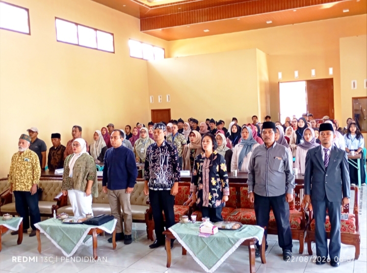 Tampak Camat Bumiaji, KaDisperpussip Kota Batu, Kepala Balai Bahasa Prov. Jatim, Bunda Literasi Kec. Bumiaji, Ketua Satu Pena Jawa Timur, beserta Ketua Pantia bersama para hadirin.