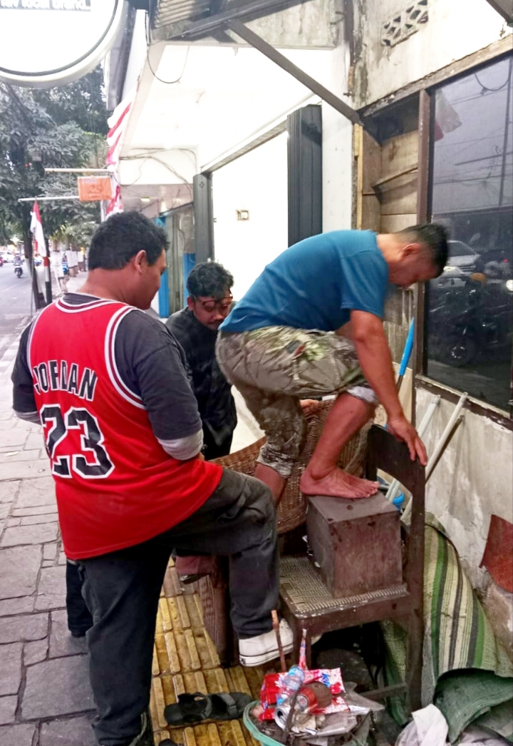 Tampak kerja bakti pembersihan tempat untuk posko penggalangan dana kemanusiaan. 
