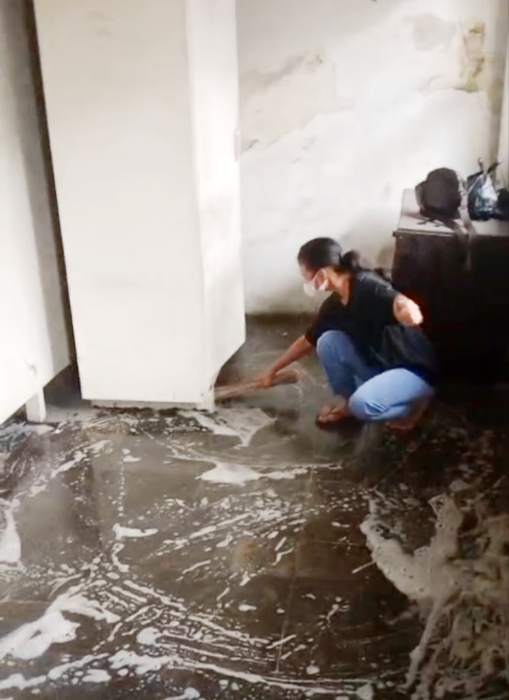 Tampak lantai dan dindingnya dibersihkan, dalam kegiatan kerja bakti. 