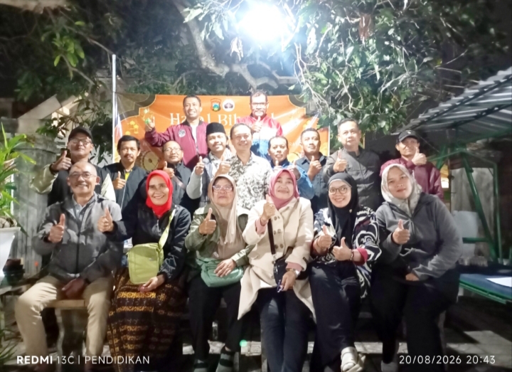 Beberapa Ormas ketika bersama Camat Bumiaji ketika seusai rapat untuk penggalangan dana kemanusiaan NTT. 