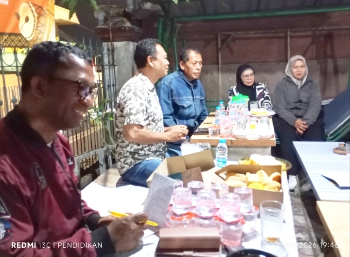 Tampak depan kiri, ketua Ormas FLOBAMORA bersama Koordinator bersama yang lain lainya. 