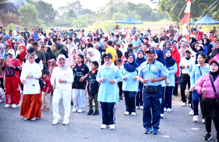 Rangkaian kegiatan dengan melaksanakan jalan sehat bersama sama.