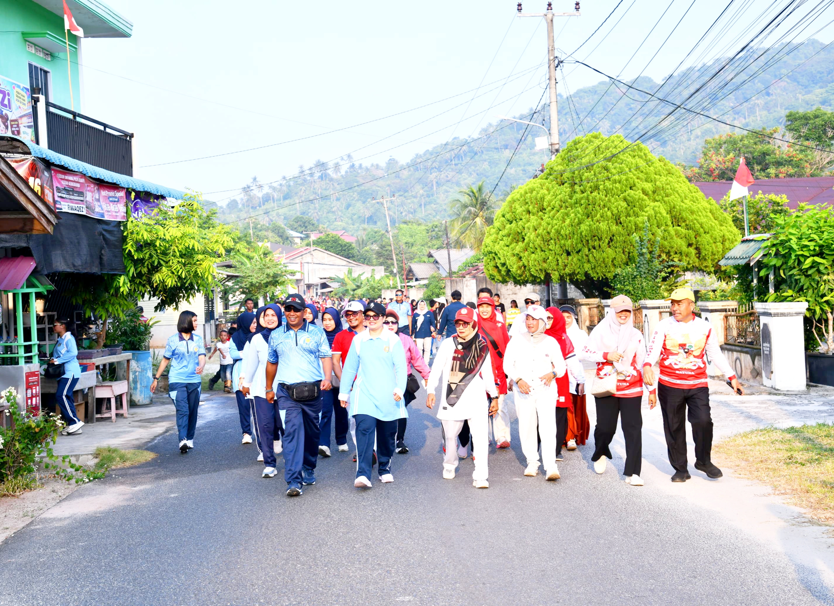 Tampak Danlanud gerak jalan bersama sama masyarakat.