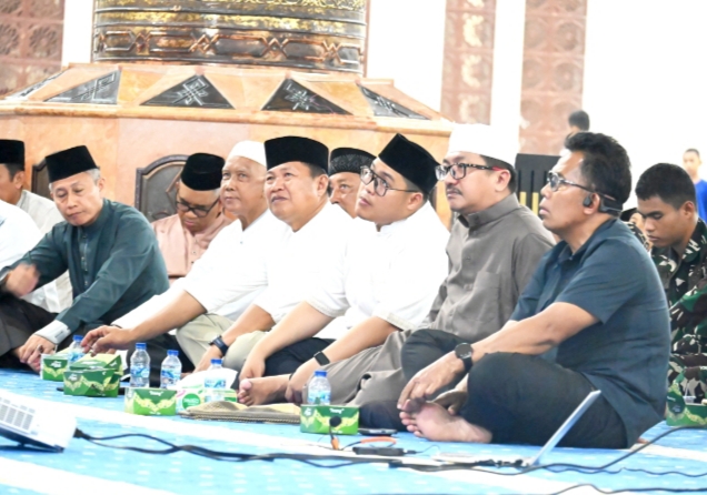 Tampak Danlanud dengan khidmat mengikuti rangkaian kegiatan Peringatan Maulid Nabi Muhammad SAW. 