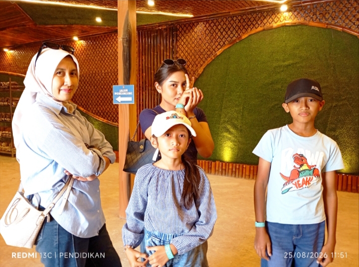 Tampak wisatawan keluarga besar Maya dengan antusias memberikan apresiasi atas edukasi jamur. 